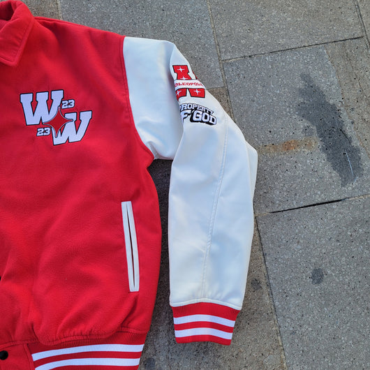 Giacca universitaria con abbigliamento angelico